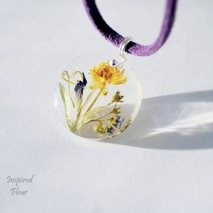 Charming resin pendant with wildflo..