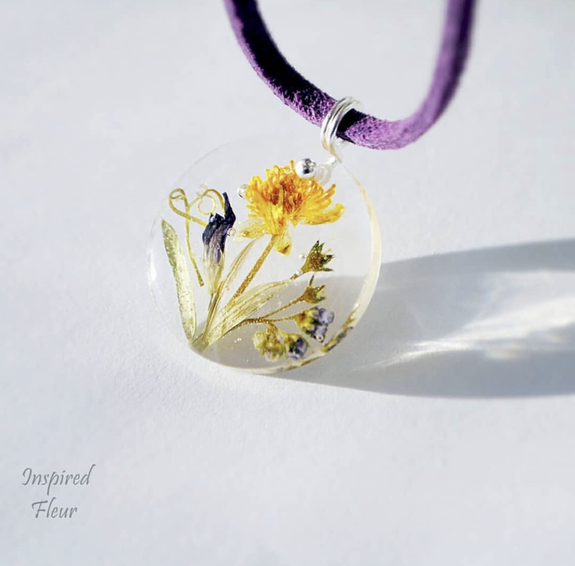 Charming resin pendant with wildflowers necklace