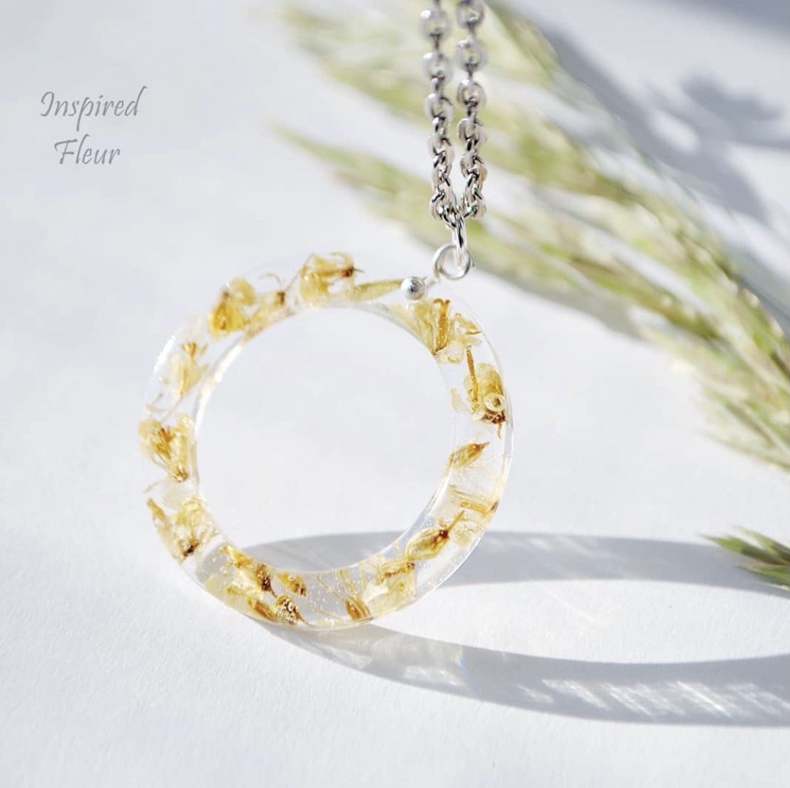Pendant-frame with yellow flowers necklace 