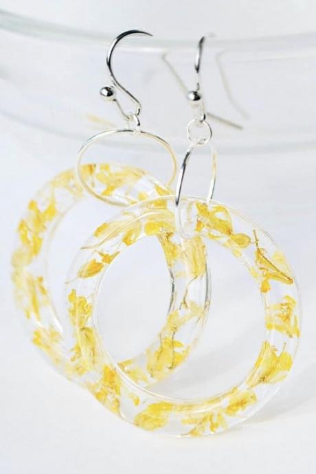 Airy, lightweight and sunny frame resin dangle earrings